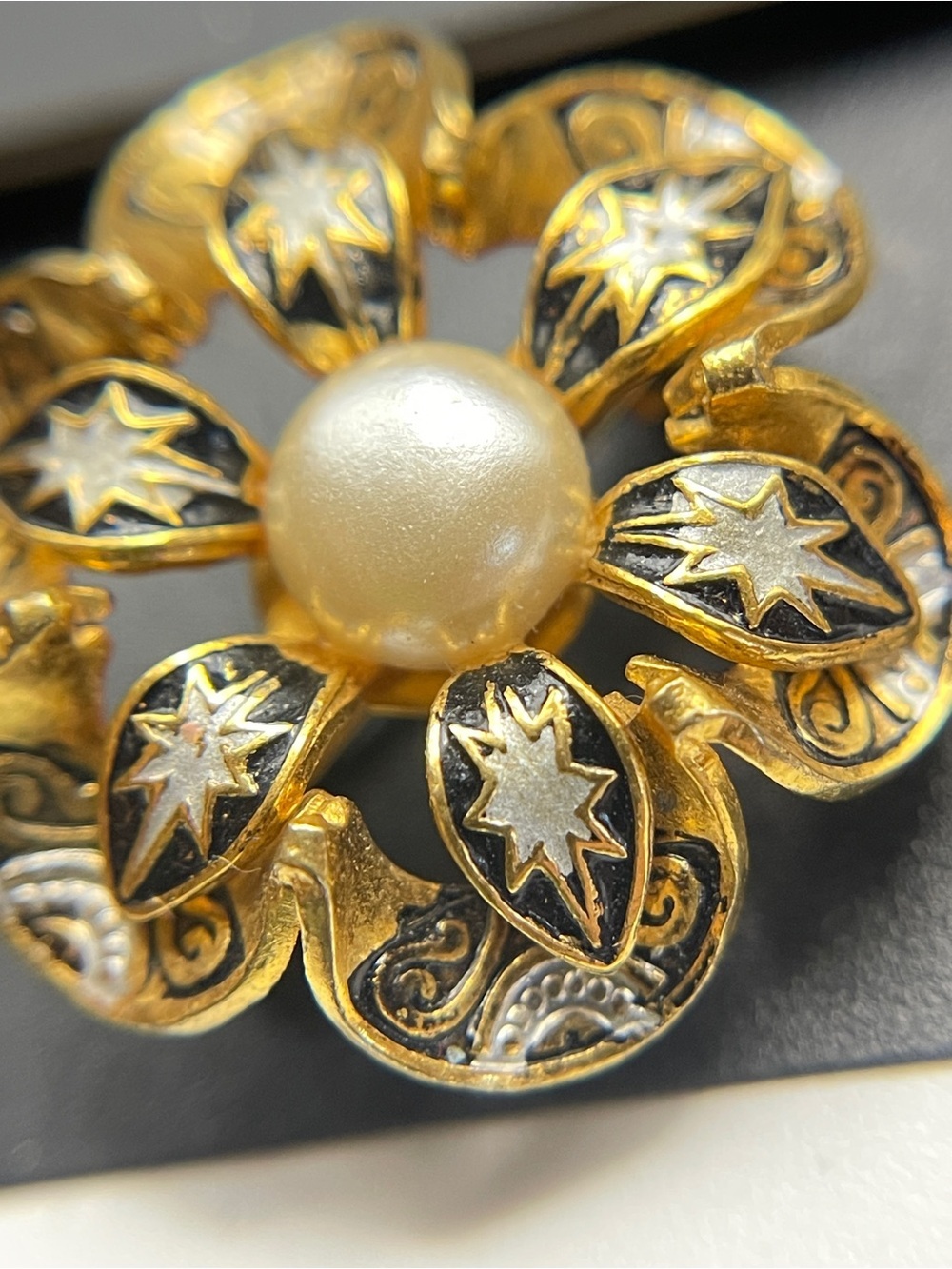 Vintage Damascene Floral Brooch Scarf Pin Faux Pearl Black Gold Starburst - Picture 6 of 12